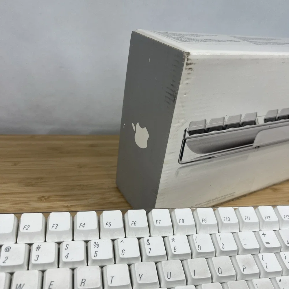 Apple A1016 Wireless Bluetooth Keyboard White w/ Original Box Manual EMC 1937